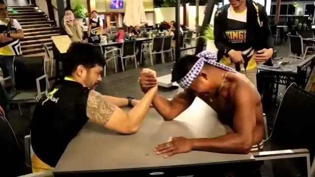 (คลิป) "บัวขาว" ถึงกับเอามือปิดหน้า!!! หลังงัดข้อแข่งกับ "ต๊อด ปิติ"