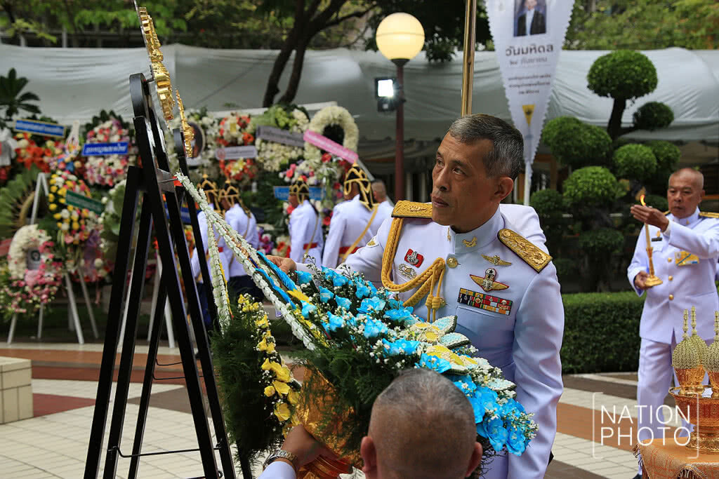 สมเด็จพระเจ้าอยู่หัว เสด็จฯ ทรงวางพวงมาลา เนื่องใน 'วันมหิดล' สมเด็จพระเจ้าอยู่หัว เสด็จฯ ทรงวางพวงมาลา เนื่องใน 'วันมหิดล'