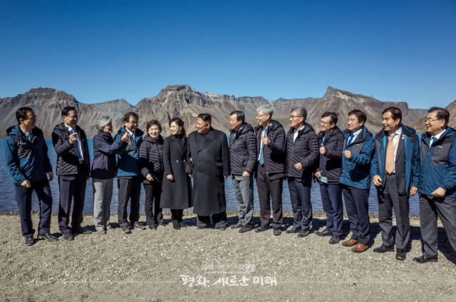 เผยภาพ "คิม จอง-อึน" ทำมือ "มินิฮาร์ท"