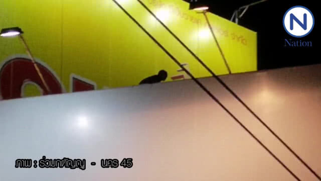 (คลิป) หนุ่มคลั่งปีนป้ายโฆษณาย่านสุขุมวิท เจ้าหน้าที่ฯกำลังใช้ความพยายามเกลี้ยกล่อม