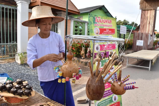 หาดูยาก!! คุณยาย ประดิษฐ์ของเล่นพื้นบ้าน ไม้เล่นได้