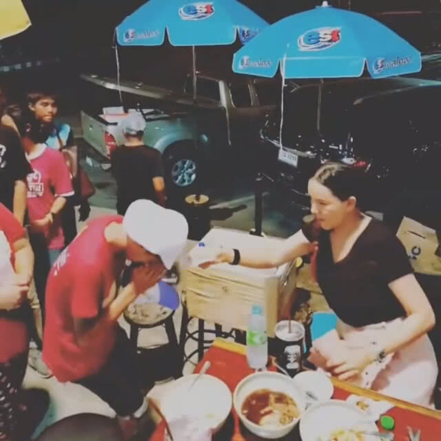 (คลิป) สวยทั้งกายทั้งใจ! "ส้มเช้งสามช่า" ควักเงินแจก เด็กต่อแถวรอรับยาวเหยียด