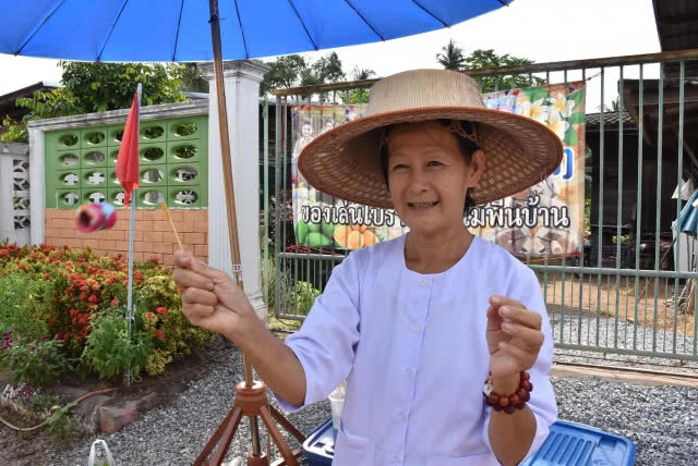 หาดูยาก!! คุณยาย ประดิษฐ์ของเล่นพื้นบ้าน ไม้เล่นได้