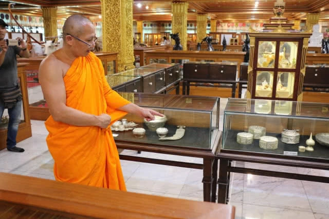 (คลิป) มารศาสนา! บุกขโมยเข็มขัดโบราณ วัดปากน้ำภาษีเจริญ