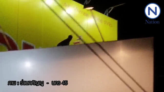 (คลิป) หนุ่มคลั่งปีนป้ายโฆษณาย่านสุขุมวิท เจ้าหน้าที่ฯกำลังใช้ความพยายามเกลี้ยกล่อม