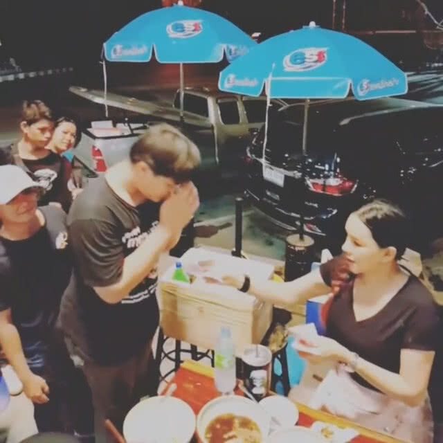 (คลิป) สวยทั้งกายทั้งใจ! "ส้มเช้งสามช่า" ควักเงินแจก เด็กต่อแถวรอรับยาวเหยียด