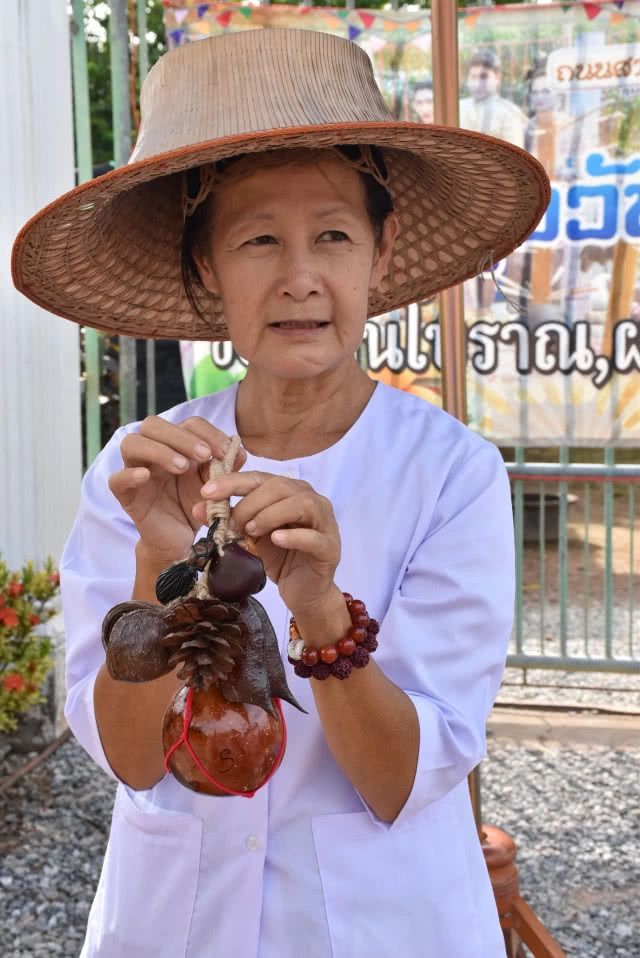 หาดูยาก!! คุณยาย ประดิษฐ์ของเล่นพื้นบ้าน ไม้เล่นได้