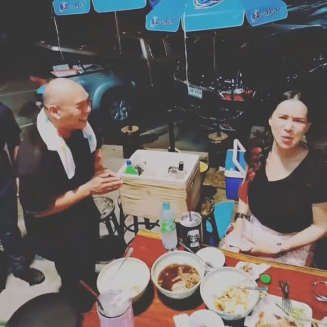 (คลิป) สวยทั้งกายทั้งใจ! "ส้มเช้งสามช่า" ควักเงินแจก เด็กต่อแถวรอรับยาวเหยียด