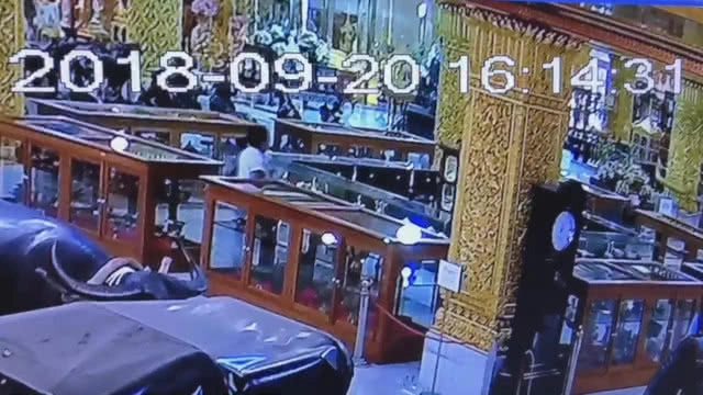 (คลิป) มารศาสนา! บุกขโมยเข็มขัดโบราณ วัดปากน้ำภาษีเจริญ