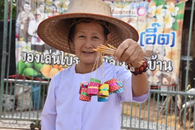 หาดูยาก!! คุณยาย ประดิษฐ์ของเล่นพื้นบ้าน ไม้เล่นได้