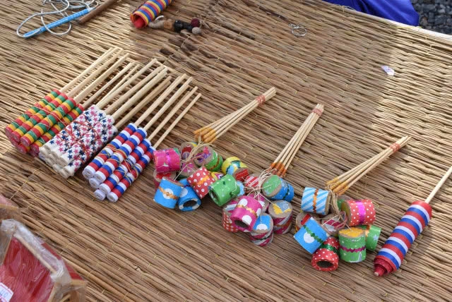 หาดูยาก!! คุณยาย ประดิษฐ์ของเล่นพื้นบ้าน ไม้เล่นได้