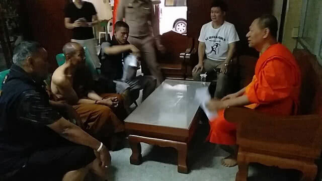 กองปราบ รวบพระปลอมคาผ้าเหลือง  เร่บิณฑบาตรขอเรี่ยไร่เงินชาวบ้าน  ย่านวงเวียน 22