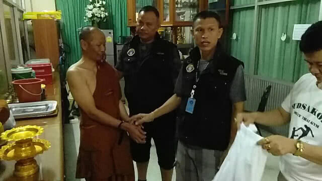 กองปราบ รวบพระปลอมคาผ้าเหลือง  เร่บิณฑบาตรขอเรี่ยไร่เงินชาวบ้าน  ย่านวงเวียน 22