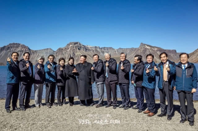 เผยภาพ "คิม จอง-อึน" ทำมือ "มินิฮาร์ท"