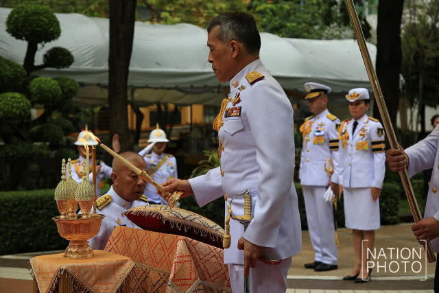 สมเด็จพระเจ้าอยู่หัว เสด็จฯ ทรงวางพวงมาลา เนื่องใน 'วันมหิดล'