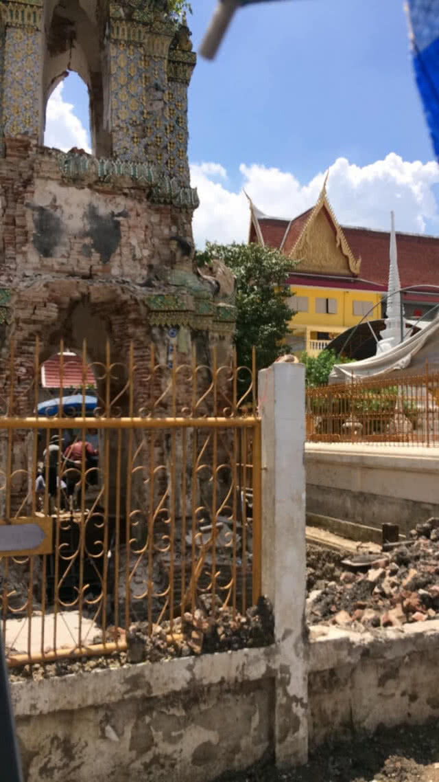 ด่วน!!! เจดีย์ในวัดพระยาทำ ถ.อรุณอัมรินทร์ ถล่มทับคนงานเจ็บหลายราย และยังมีติดอยู่ภายในซากด้วย