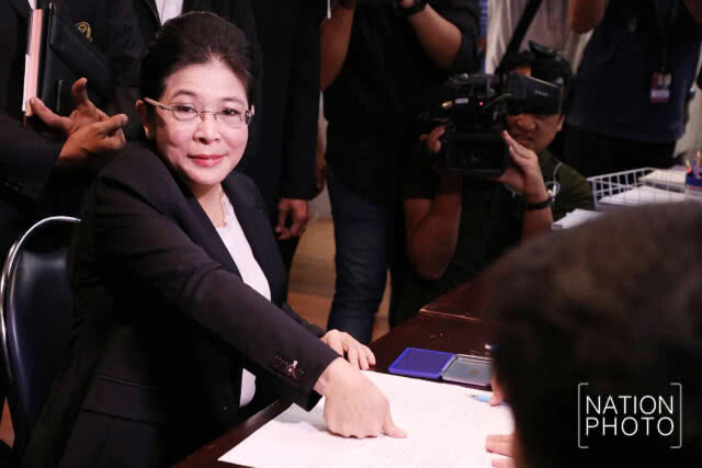 "สุดารัตน์" สมัครสมาชิก "พรรคเพื่อไทย"