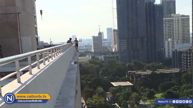 ช่วยสำเร็จ!! หนุ่มคิดสั้นโดดตึกกลางกรุงเครียดสะสมทั้งงาน-การเรียน