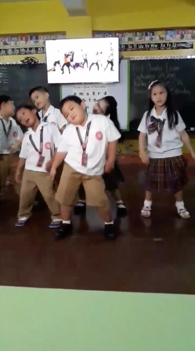 (คลิป) ดังไม่หยุด!!! หนุ่มน้อยฟิลิปปินส์เต้นโคฟเวอร์ MOMOLAND สุดพริ้ว ชาวเน็ตแห่ดู 3 วัน 2 ล้านวิว