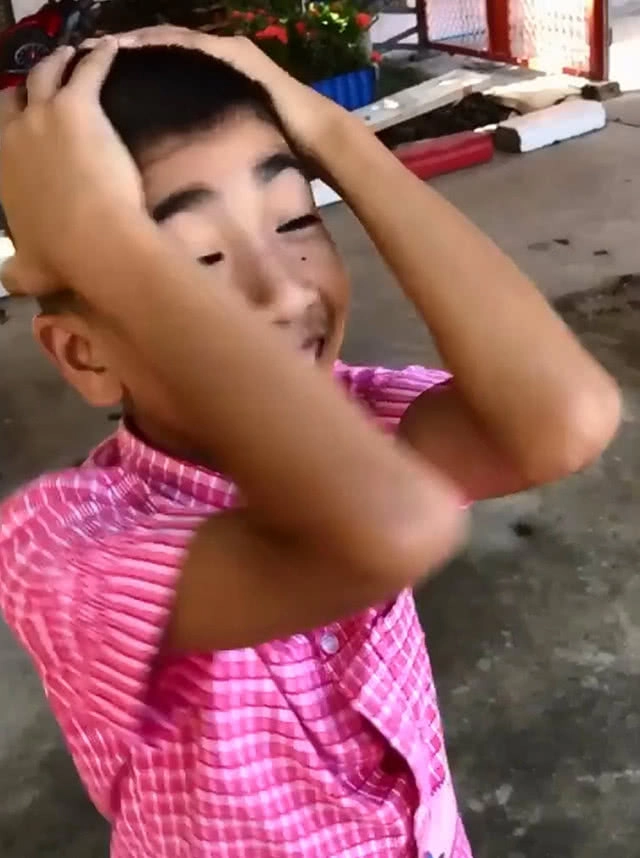 โลกช่างโหดร้ายเมื่อ บอย ปกรณ์ขำหนักเจอแฟนคลับตัวน้อย ยืนคอย "บอย ปกรณ์ ลัม!!!"