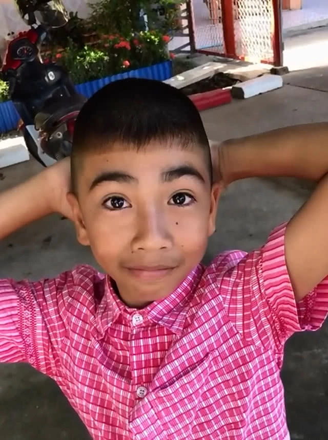 โลกช่างโหดร้ายเมื่อ บอย ปกรณ์ขำหนักเจอแฟนคลับตัวน้อย ยืนคอย "บอย ปกรณ์ ลัม!!!"