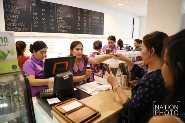 ประชาชนเนืองแน่น! อุดหนุนร้านกาแฟชายทุ่ง "สมเด็จพระเทพฯ"