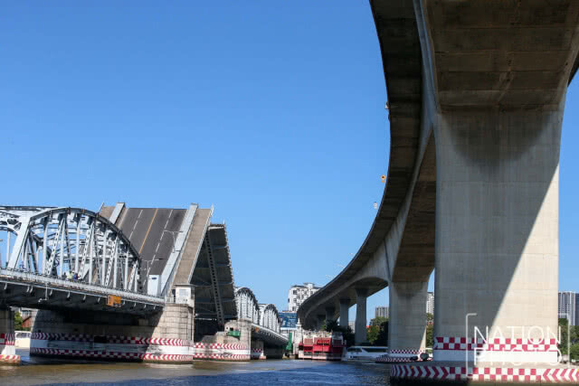 (ภาพชุด) ปิดการจราจรชั่วคราว ยกสะพานกรุงเทพฯ ให้เรือผ่าน