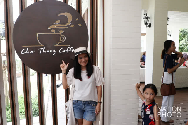 ประชาชนเนืองแน่น! อุดหนุนร้านกาแฟชายทุ่ง "สมเด็จพระเทพฯ"