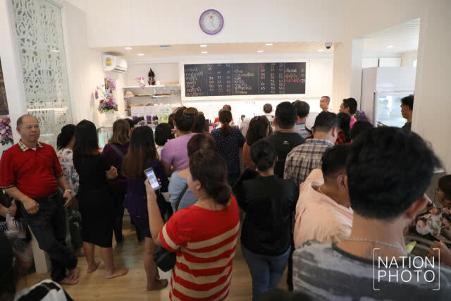 ประชาชนเนืองแน่น! อุดหนุนร้านกาแฟชายทุ่ง "สมเด็จพระเทพฯ"