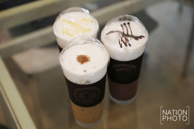 ประชาชนเนืองแน่น! อุดหนุนร้านกาแฟชายทุ่ง "สมเด็จพระเทพฯ"