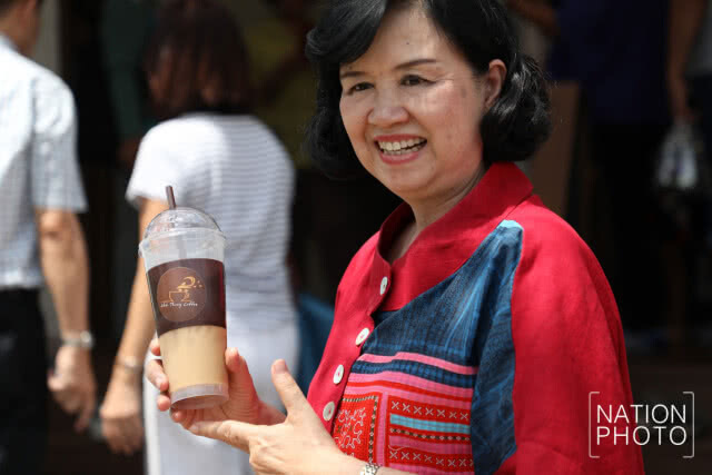 ประชาชนเนืองแน่น! อุดหนุนร้านกาแฟชายทุ่ง "สมเด็จพระเทพฯ"