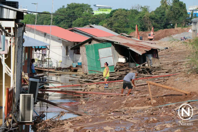 แม่น้ำน่านลดลงฮวบ-เรือนแพเกยตื้น