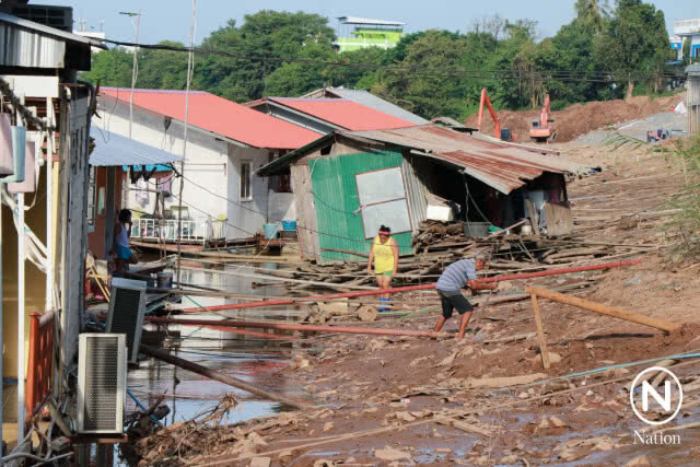 แม่น้ำน่านลดลงฮวบ-เรือนแพเกยตื้น