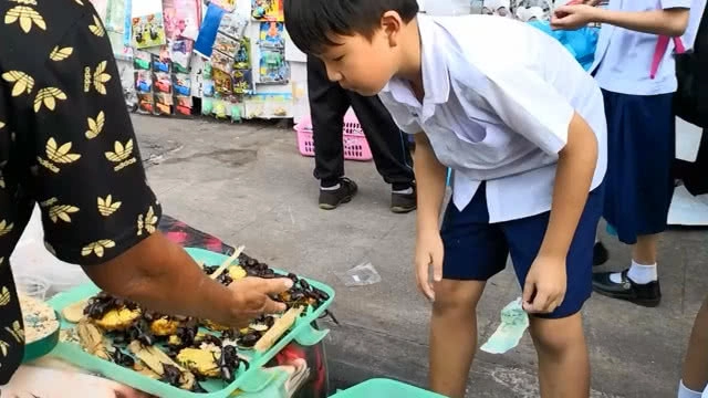 เด็กขอนแก่น คึกคัก!! แห่ซื้อแมงคามเล่นหลังเลิกเรียน
