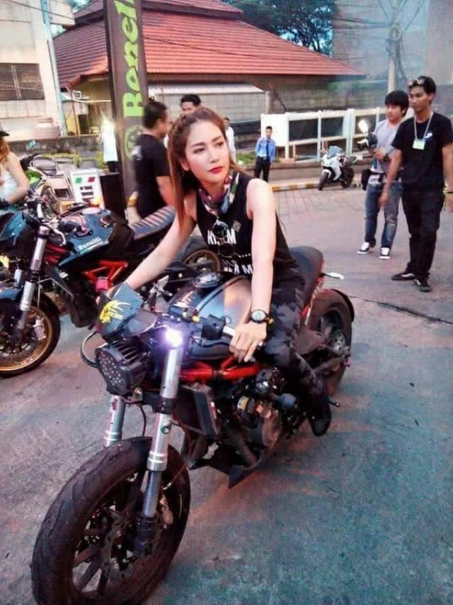 (คลิป+ภาพชุด) ส่องภาพ"แม่หลวงกุ้ง"อดีตผู้ใหญ่บ้านสุดสวย ก่อนโดนอ้างชื่อปล่อย"คลิปลับ"