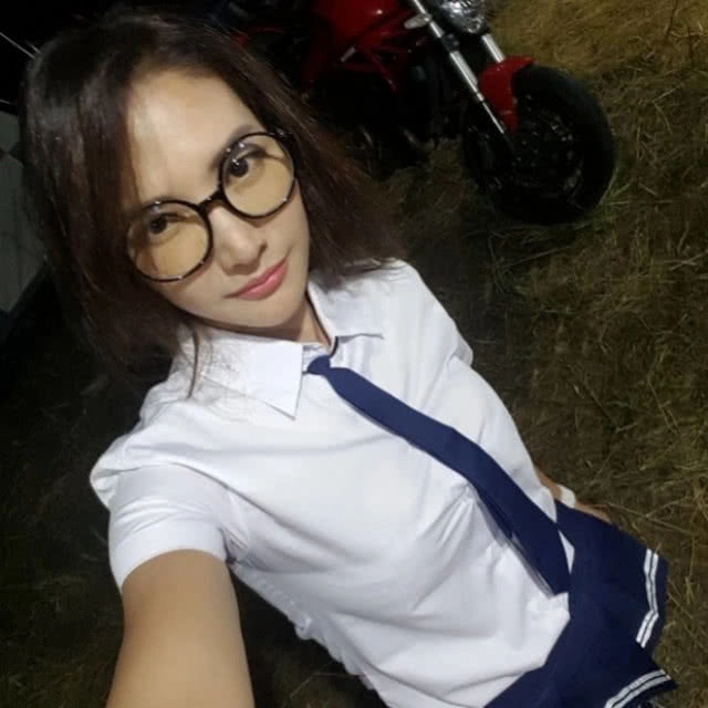 (คลิป+ภาพชุด) ส่องภาพ"แม่หลวงกุ้ง"อดีตผู้ใหญ่บ้านสุดสวย ก่อนโดนอ้างชื่อปล่อย"คลิปลับ"