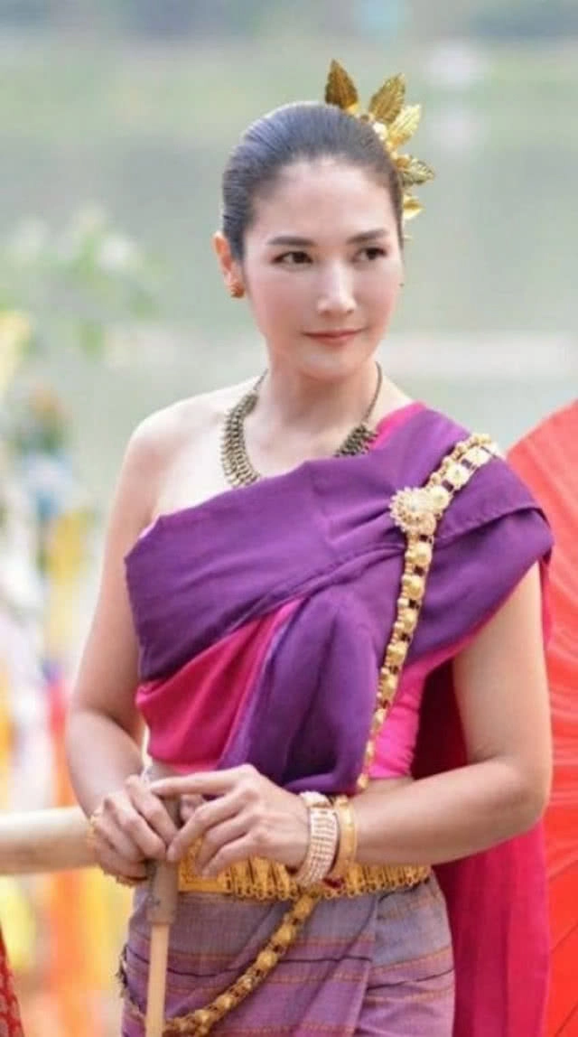 (คลิป+ภาพชุด) ส่องภาพ"แม่หลวงกุ้ง"อดีตผู้ใหญ่บ้านสุดสวย ก่อนโดนอ้างชื่อปล่อย"คลิปลับ"