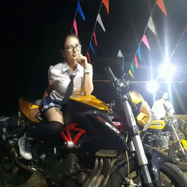 (คลิป+ภาพชุด) ส่องภาพ"แม่หลวงกุ้ง"อดีตผู้ใหญ่บ้านสุดสวย ก่อนโดนอ้างชื่อปล่อย"คลิปลับ"