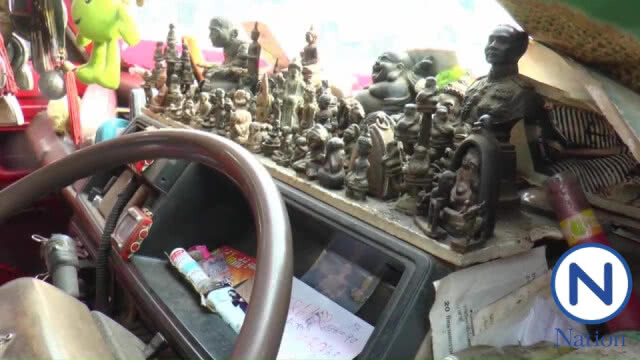 พระเครื่องเต็มหน้ารถ...ชาวบ้านแห่ขอหวยรถตุ๊กๆ
