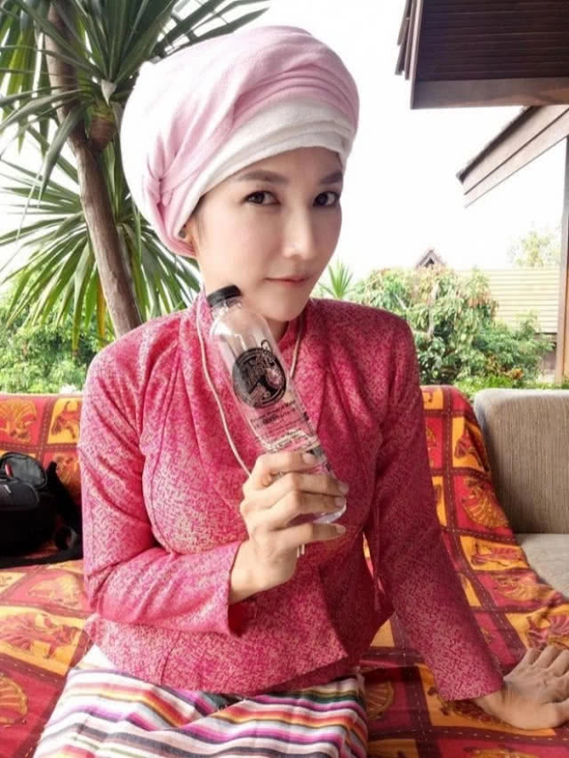 (คลิป+ภาพชุด) ส่องภาพ"แม่หลวงกุ้ง"อดีตผู้ใหญ่บ้านสุดสวย ก่อนโดนอ้างชื่อปล่อย"คลิปลับ"