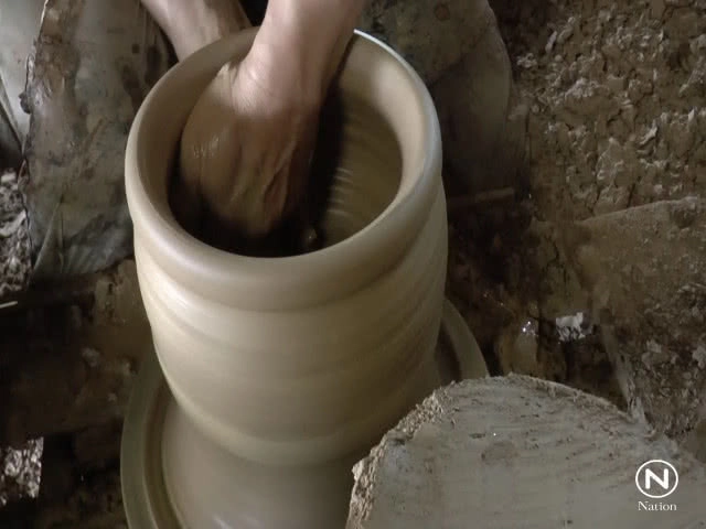 ปั้นหม้อดินด้วยมือสร้างรายได้ หนึ่งเดียวของพะเยา