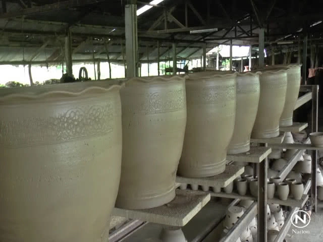 ปั้นหม้อดินด้วยมือสร้างรายได้ หนึ่งเดียวของพะเยา