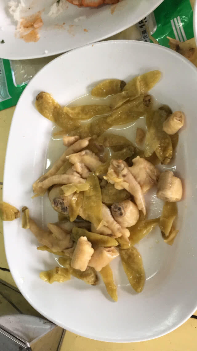(คลิป) กระดูกขาไก่ติดคอ!!! นักท่องเที่ยวจีนนอนชักคาร้านอาหาร สุดท้ายไม่รอด