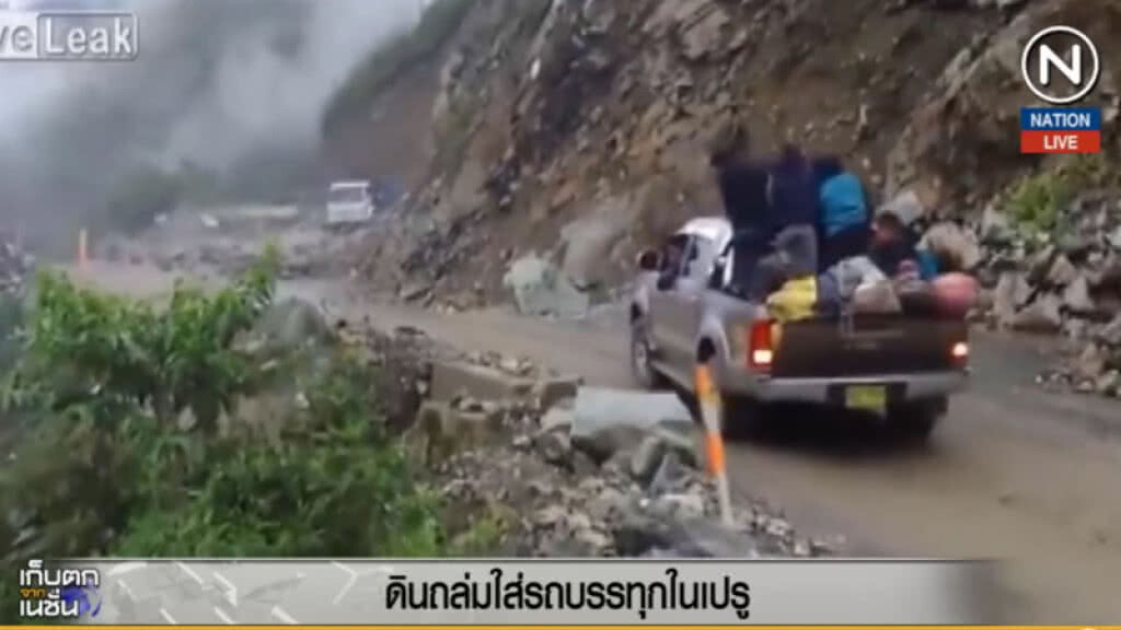 (คลิปข่าว) สุดระทึก!....ดินถล่มใส่รถบรรทุก (คลิปข่าว) สุดระทึก!....ดินถล่มใส่รถบรรทุก