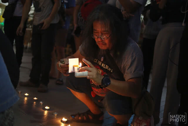 กลุ่ม "ทีชัลล่า" ร่วมจุดเทียนแสดงพลังเสือดำต้องไม่ตายฟรี