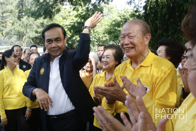 "บิ๊กตู่" คึก! คว้า "คอนเวิร์ส" ออกกำลัง "สวนลุมฯ" ออกลีลาวาดลวดลาย "รำไทเก็ก"
