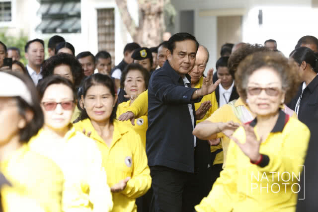 "บิ๊กตู่" คึก! คว้า "คอนเวิร์ส" ออกกำลัง "สวนลุมฯ" ออกลีลาวาดลวดลาย "รำไทเก็ก"