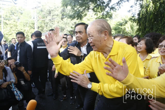 "บิ๊กตู่" คึก! คว้า "คอนเวิร์ส" ออกกำลัง "สวนลุมฯ" ออกลีลาวาดลวดลาย "รำไทเก็ก"