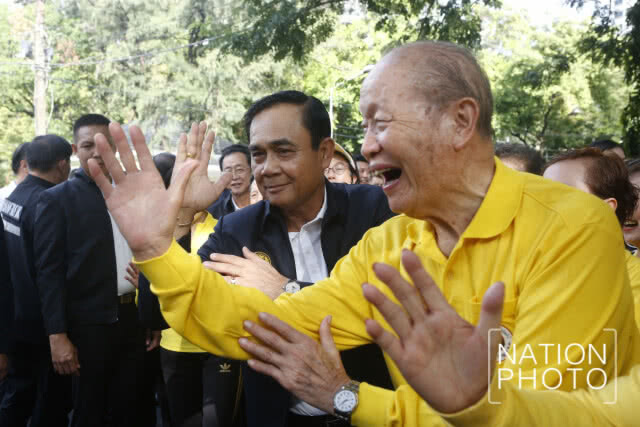 "บิ๊กตู่" คึก! คว้า "คอนเวิร์ส" ออกกำลัง "สวนลุมฯ" ออกลีลาวาดลวดลาย "รำไทเก็ก"
