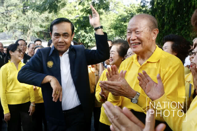 "บิ๊กตู่" คึก! คว้า "คอนเวิร์ส" ออกกำลัง "สวนลุมฯ" ออกลีลาวาดลวดลาย "รำไทเก็ก"